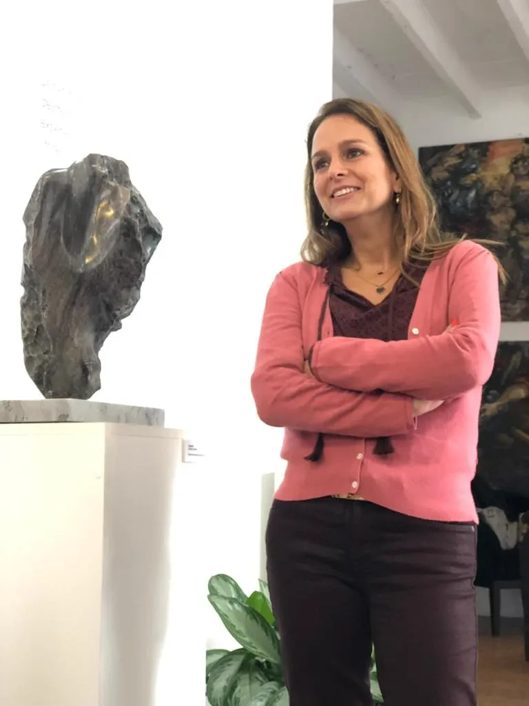 Claudia Cáceda junto a una de sus esculturas